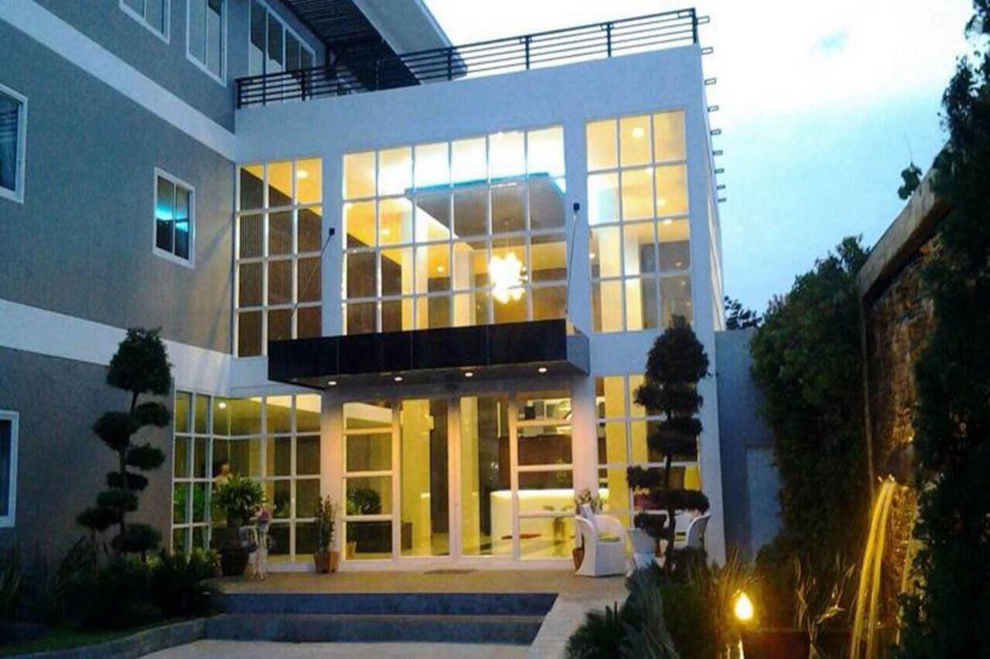 The Zara Double Tree Hotel Ubon Ratchathani Extérieur photo